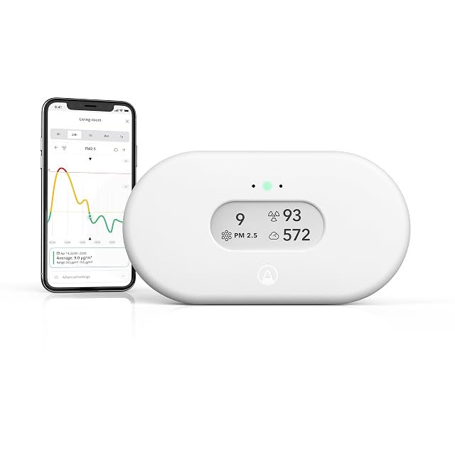 Airthings View Plus Luftqualitätsmonitor mit E-Ink-Display auf einem Regal